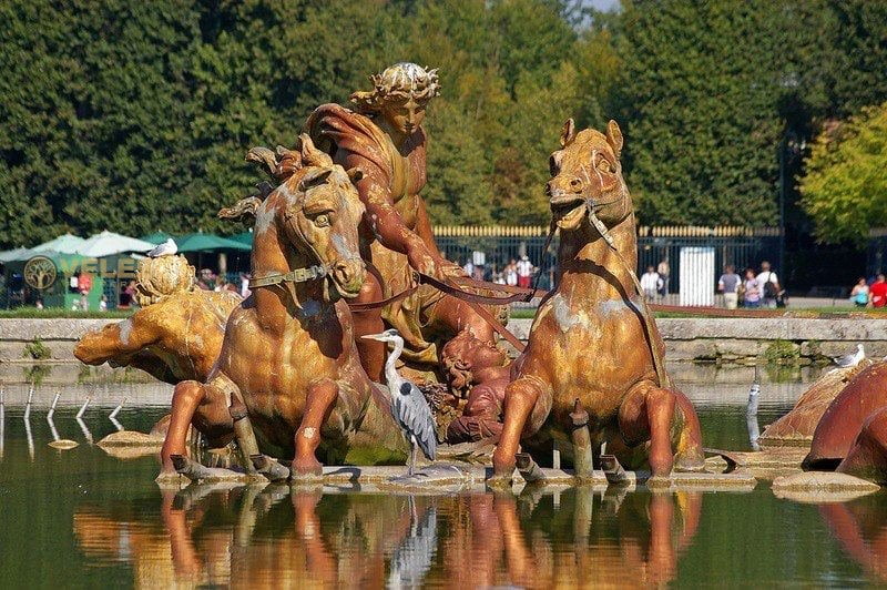 "APOLLO'S CHARIOT" RECLAIMS VERSAILLES GARDENS