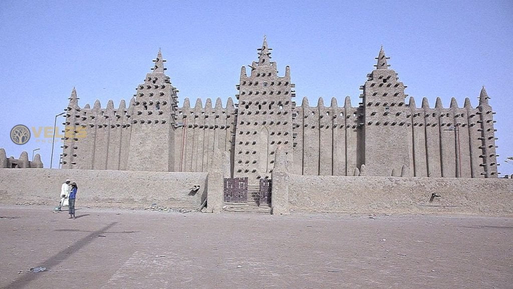 THE MOSQUE AT JENNE IS THE LARGEST MAD BRICK BUILDING IN THE WORLD