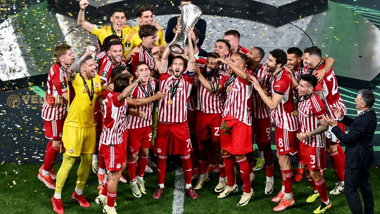 OLYMPIAKOS BECAME THE FIRST GREEK FOOTBALL CLUB TO WIN THE EUROCUP ...