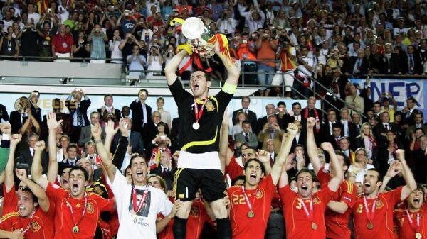 SPANISH FANS ARE HAPPY AFTER THEIR TEAM'S VICTORY OVER FRANCE