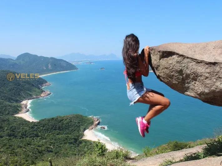 HOW TOURISTS TAKE PHOTO IN RIO, WHERE IT'S LIKE YOU'RE HANGING OVER A CLIP