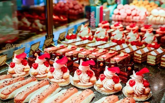 HOW THEY PAKE CAKES IN THE OLDEST PASTRY SHOP IN PARIS