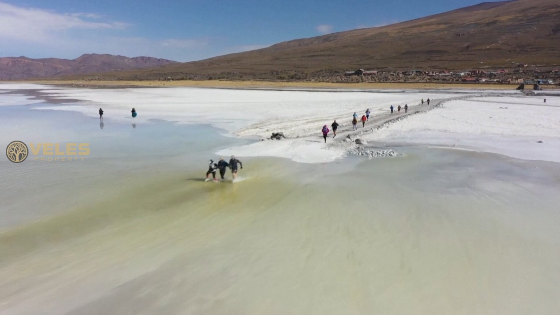 80 athletes race across the Uyuni Salt Marsh in Bolivia