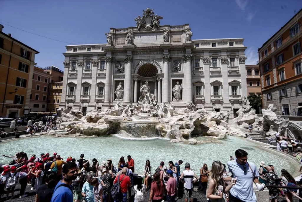 The mystery of the coins of Rome's Trevi Fountain